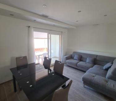 Argeliers Apartment | Jolie T4 rénové avec balcon-terrasse