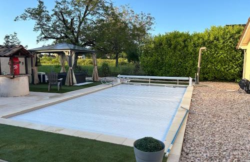 Bretenoux Villa | Jolie Villa indépendante climatisée 3 chambres tout confort 6 couchages, piscine chauffée 4 X 8 disponible selon météo de Mai à fin Septembre, Jacuzzi 4 places, boulodrome éclairé, ping-pong, wifi, proche commerces Animaux domestiques sur demande