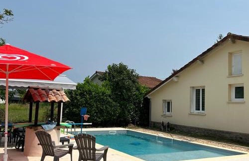 Bretenoux Villa | Jolie Villa indépendante climatisée 3 chambres tout confort 6 couchages, piscine chauffée 4 X 8 disponible selon météo de Mai à fin Septembre, Jacuzzi 4 places, boulodrome éclairé, ping-pong, wifi, proche commerces Animaux domestiques sur demande