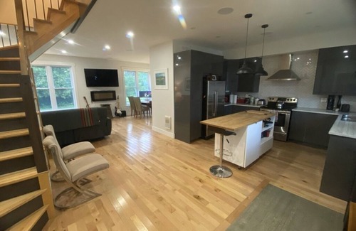 Chelsea House | Joly Home in the heart of Chelsea village. Near all the amenities.