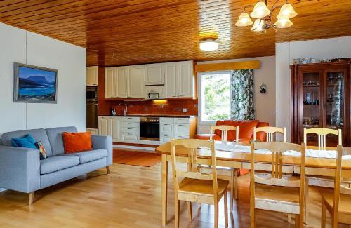 Muonio House | Jooseppila jokirannassa kahdella lohiveneellä