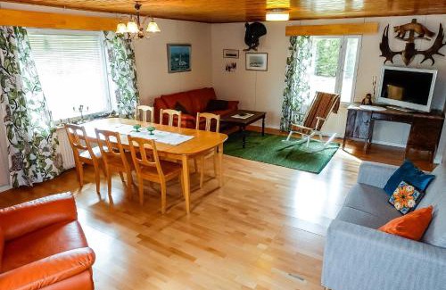 Muonio House | Jooseppila jokirannassa kahdella lohiveneellä