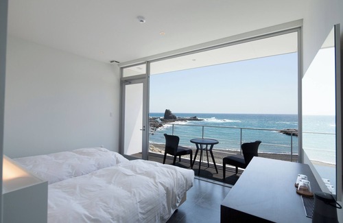 Wabuka House | All rooms are oceanfront.