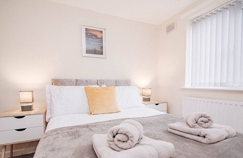 Doncaster Apartment | Jubilee Gardens - Recently refurbished 2 bed apartment with shared garden and parking near Doncas...