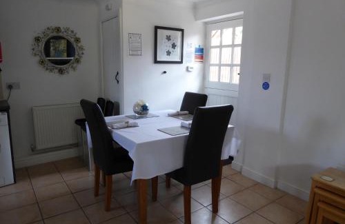 Saintbury House | Juliet Cottage HOT TUB Sleeps 3 Singles or Double
