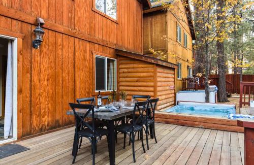 Summit Estates House | Jumper By AvantStay Serene Stylish Cabin w Hot Tub