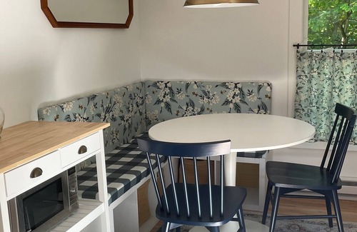 Woodstock Cottage | Junebug Cottage: peace, love and privacy a short walk to Woodstock village green