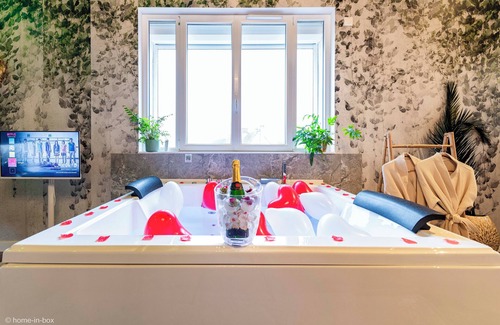 Nanteuil-les-Meaux Apartment | Jungle palace apartment with jacuzzi 15 minutes from Disneyland
