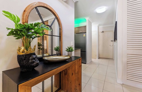 Westcourt Apartment | Jungle Retreat - 9 Pools, Gym & BBQ