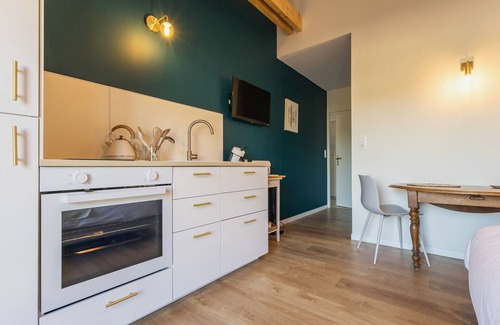 Port-Saint-Pere Cottage | Jungle Studio with Terrace and Heated Pool near Nantes