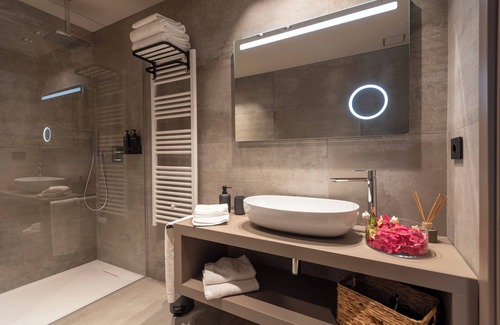 Guarene Bed & Breakfast | Junior suite 103 with balcony - Relais PQlin & Winery.