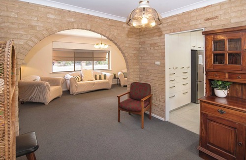 Abbey House | Just Beachy- Large yard, BBQ, WIFI