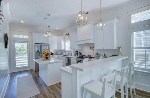 Pass Christian House | "Just Beachy" Walk to Downtown, Beach, Restaurants, Shopping, & Park. LOCATION!