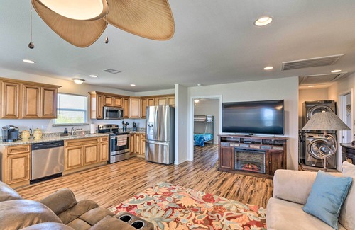 Crystal Beach House | 'Just Lei'n Low' Home - Walk to Crystal Beach