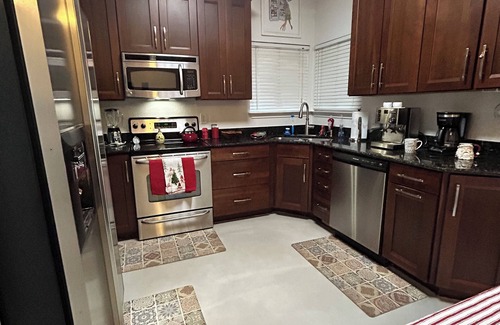 Woodlake Trails House | Just Outside of Austin.Quiet, Serene 3 bedroom+ with Pool & Pond