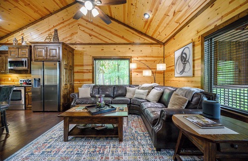 Octavia Cabin | Just the Two of Us River Front Luxury Cabin -Private/Romantic/Hot Tub