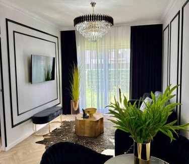Grunwald Apartment | Just Unique black
