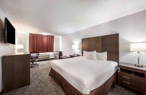Grants Pass Hotel | Just What You Were Looking For! Amazing Unit Awaits! Close to Hellgate Canyon!