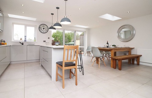 Cannock House | K Suites - Lovely 5-Bedroom House w/ free Wi-Fi