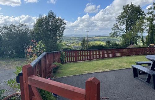 Ammanford Ski Chalet | Kabin in the woods with Hot Tub