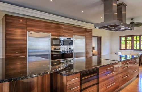 Plumtree House | Kailani is an extraordinary, five-bedroom villa in the St. James, about ten minutes from Holetown.