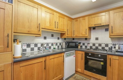 Kirriemuir Cottage | KAMBA COTTAGE, pet friendly, with a garden in Kirriemuir
