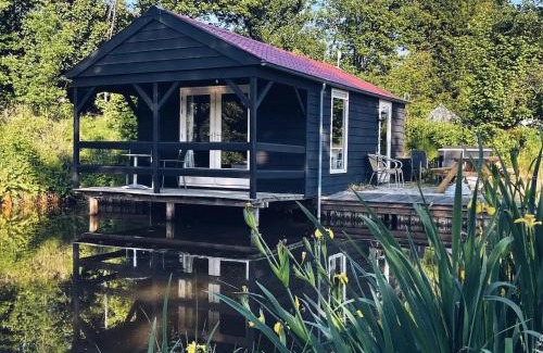 Jubbega House | Kampeerhuisje met veranda over de vijver
