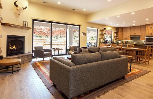 Kanab House | Kanab, Utah Luxury Family Home with Rooftop Deck for Incredible Stargazing! Bryc