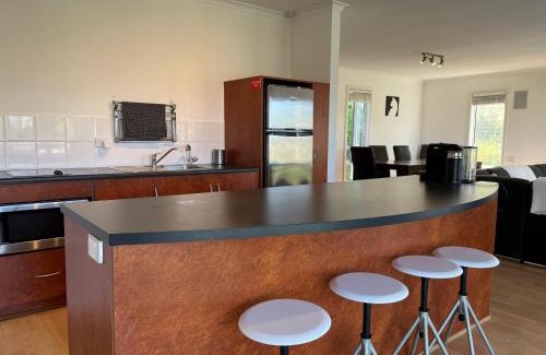 Alexandrina House | Kangaroo Pause Holiday home at Clayton Bay