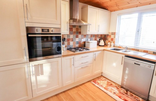 Burgh le Marsh Cottage | KANTANKYE LODGE, pet friendly, with a garden in Wainfleet All Saints