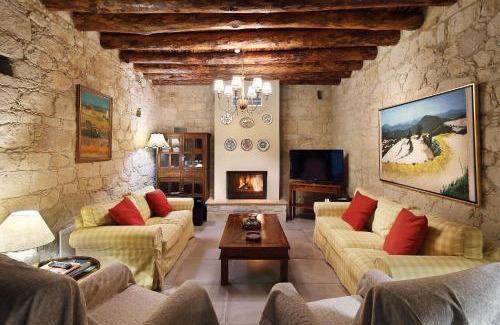 Arsos House | KANTARA HOUSE - A Rural Retreat of Comfort & Class!
