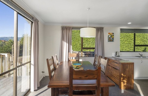Waikanae House | Kapiti Views - Waikanae Beach Holiday Home