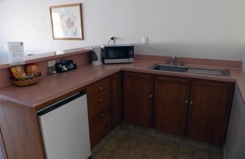 Waipahihi Hotel | Karaka Tree Motel