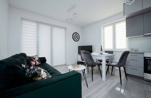 Stare Miasto District Apartment | Karpia Two-Bedroom Apt - 50m2, Parking, Balcony - by Rentujemy