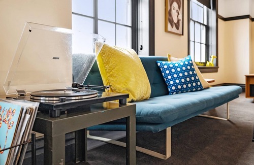 East Liberty Apartment | Kasa Classic Studio - Comfortable and Convenient The Maverick