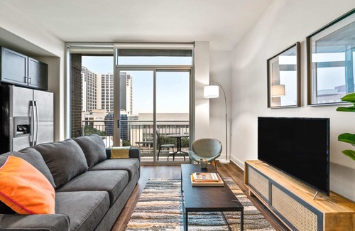 Waller Creek District Apartment | Kasa | Cozy 1BD + Juliet Balcony | Austin
