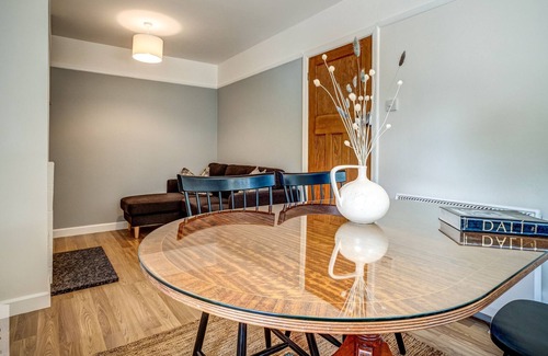 Burcot Apartment | Kates Cottage is a two bed cottage with River Thames frontage and mooring