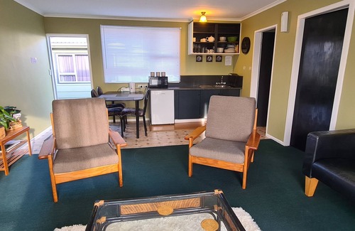 Feilding Cottage | Kawakawa Cottage - lovely rural outlook. Convenient location to Manfield Park