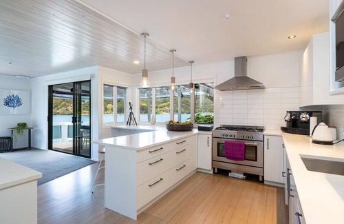 Kawau Island Resort | Kawau Lodge - Kotuku Master Suite plus 5 bedrooms