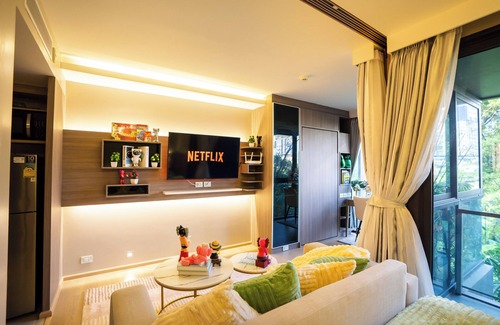 Khlong Tan Apartment | Kaws-Themed 5-Star Luxury Apt/King Bed l Thong Lor