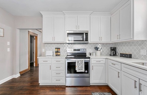 Kansas City House | KC Historic Gem Updated King beds - walk to free streetcar (24 Oct)