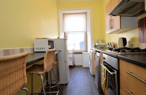 Gourock Apartment | Keek Oot at 73, upper apartment on Main St, value for money. Pet friendly.
