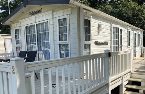 Clacton-on-Sea House | Kellysholidayhomes, Spacious 2 bedroom Caravan, surrounded by nature