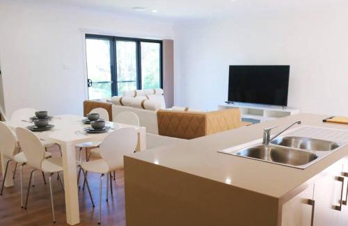 Kellyville House | Kellyville Spacious Modern House Park&Lake
