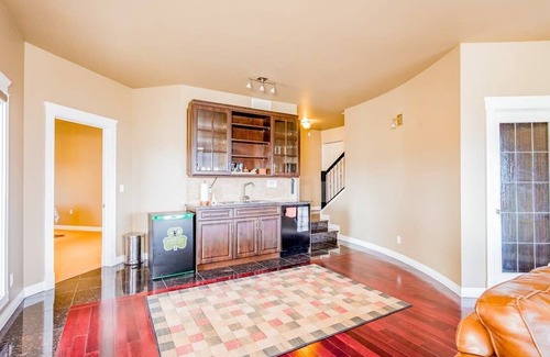 Southwest Mission House | Kelowna Glam 3BR w pool
