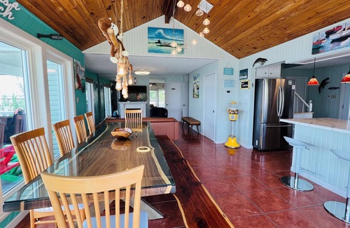 Clear Lake Shores House | Kemah Seaside Retreat: Last minute deal! Call or text for rates 713-425-9109.