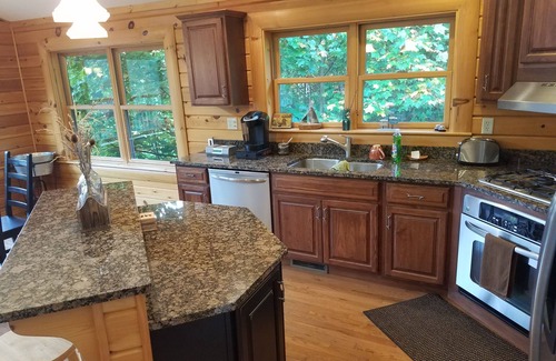 Friendsville Cabin | Kendall Retreat - 3BR Log Cabin Central to Deep Creek Lake and Nemacolin Resorts