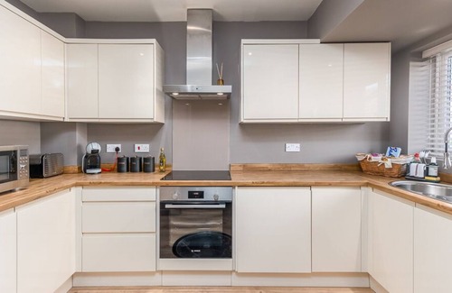 Kenilworth House | Kenilworth with Parking + 24hr Gym, Pets, Netflix