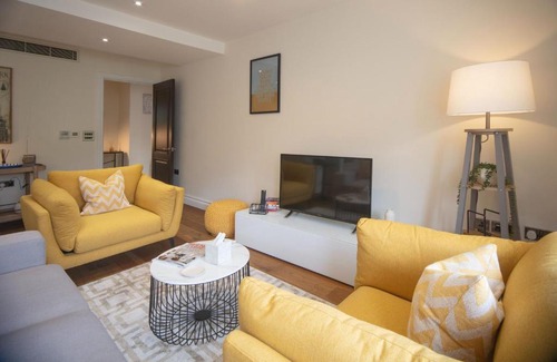 Royal Borough of Kensington and Chelsea Apartment | Kensington High Street One Bed with Air Con