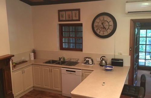 Old Reynella Cottage | Kentia Palms holiday accommodation